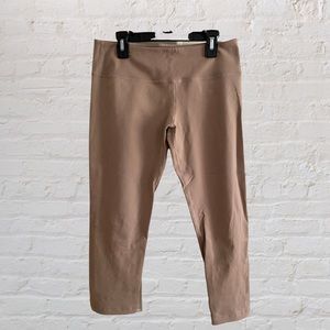 Buff bunny 3/4 leggings